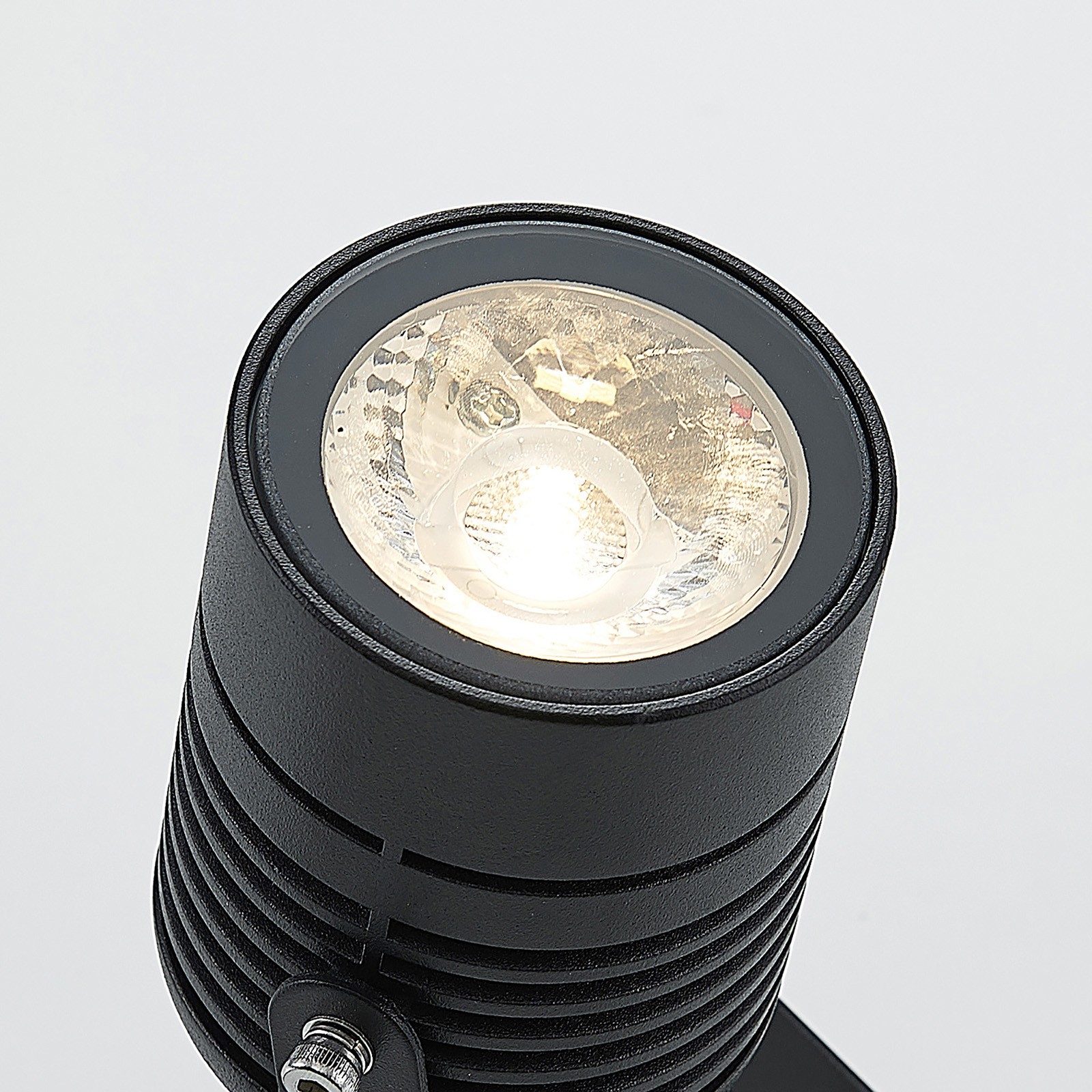 YD97-Practical LED IP65 outdoor spotlight with integrated grounding spike