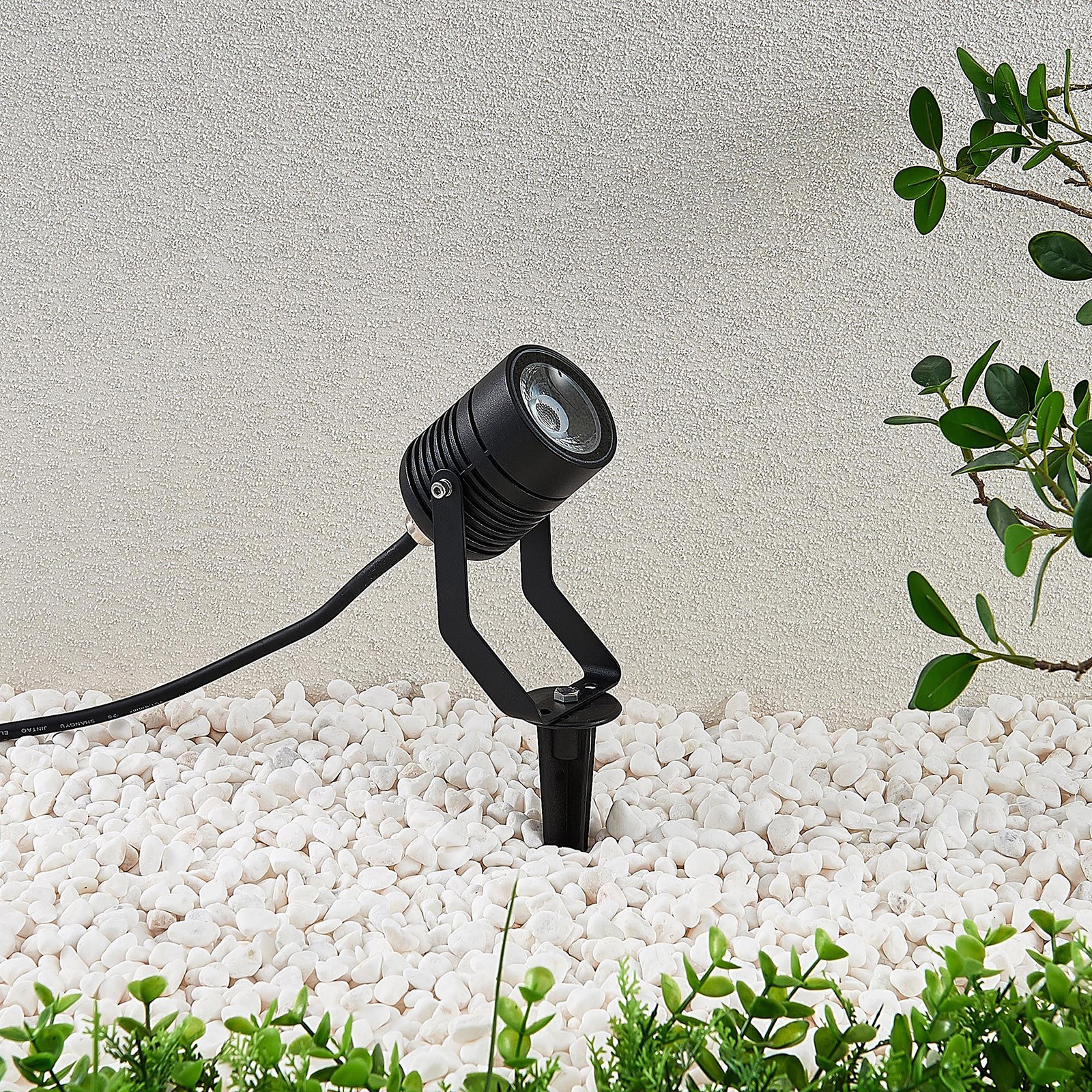 YD97-Practical LED IP65 outdoor spotlight with integrated grounding spike