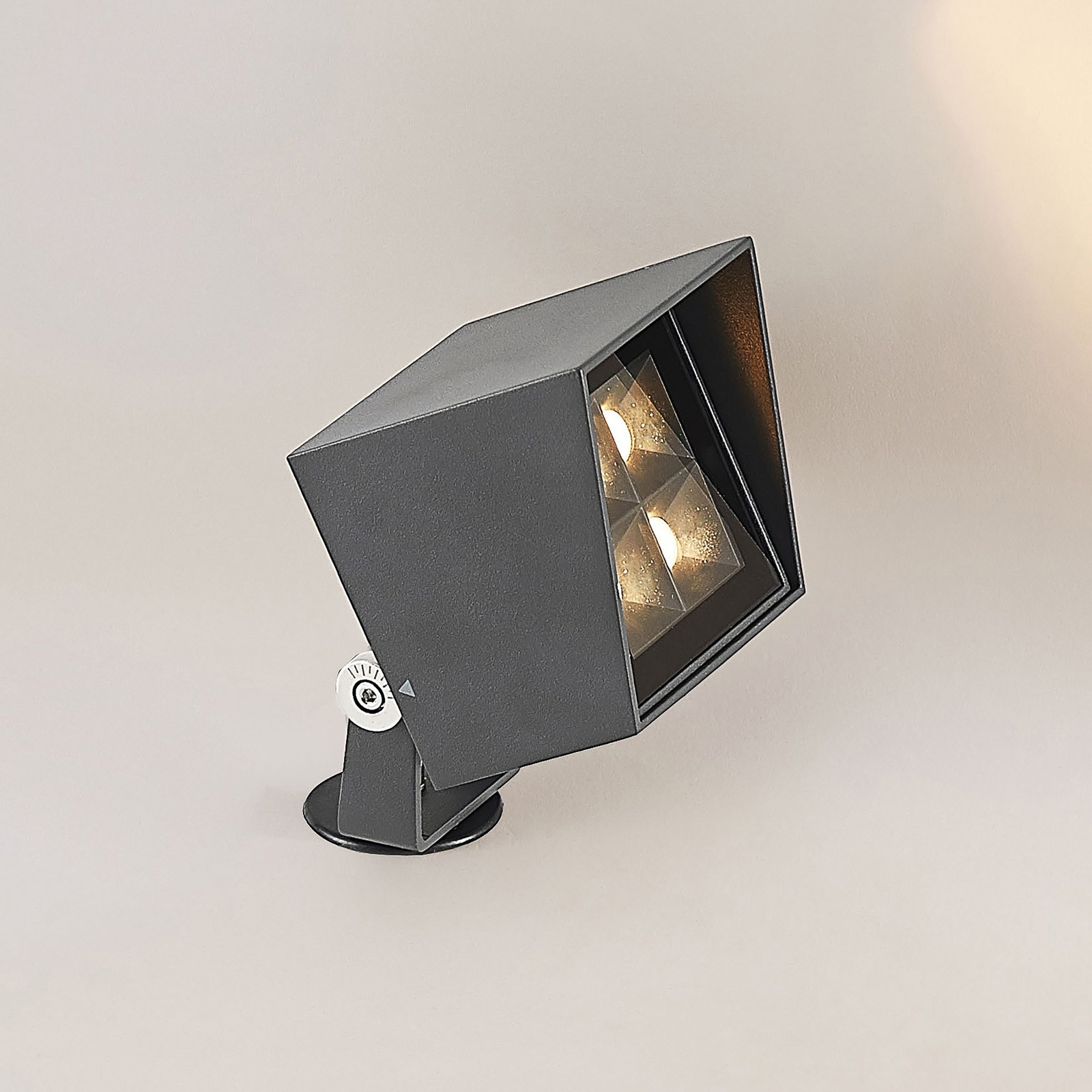 YD100-LED outdoor spotlight with grounding stud and plug cable