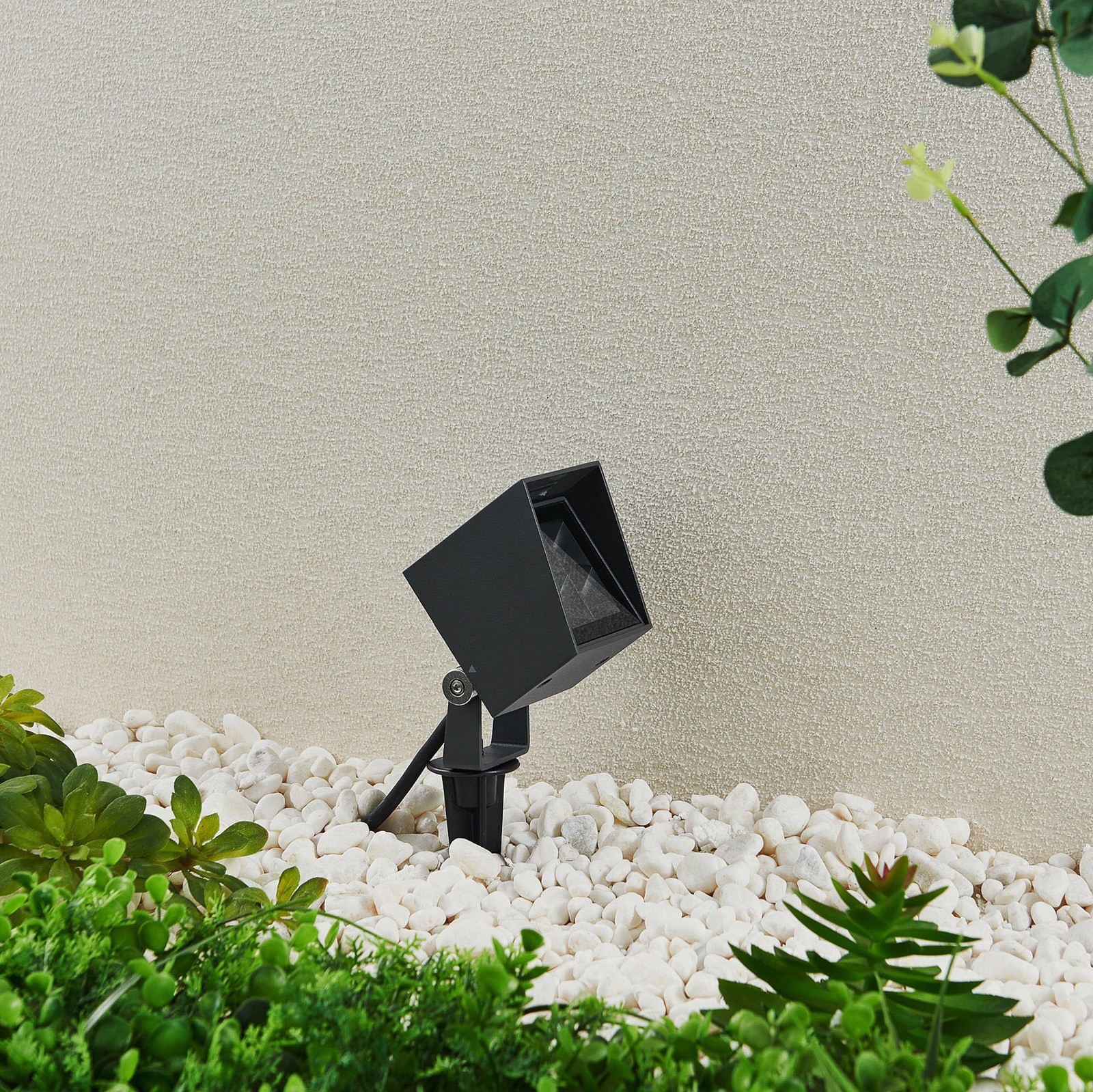 YD100-LED outdoor spotlight with grounding stud and plug cable